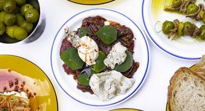 Tavaszi ízrobbanás a Károlyi-kertnél – Umamivajjal és sós citromos trüffellel hódít a Galamb