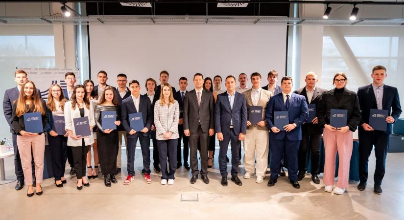 Tokodi és esztergomi fiatal is ösztöndíjat kapott a Széchenyi István Egyetemen