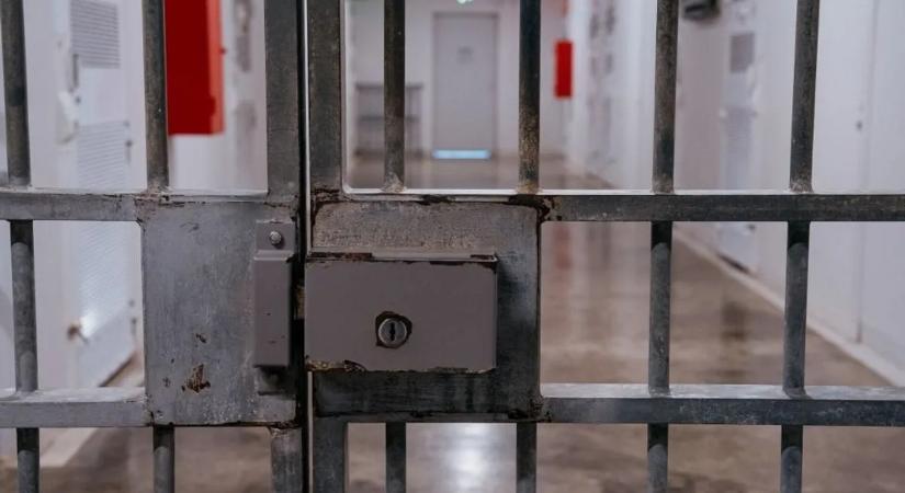 A remény rabja Debrecenben: a drótkerítés sem állította meg a szökni vágyó férfit