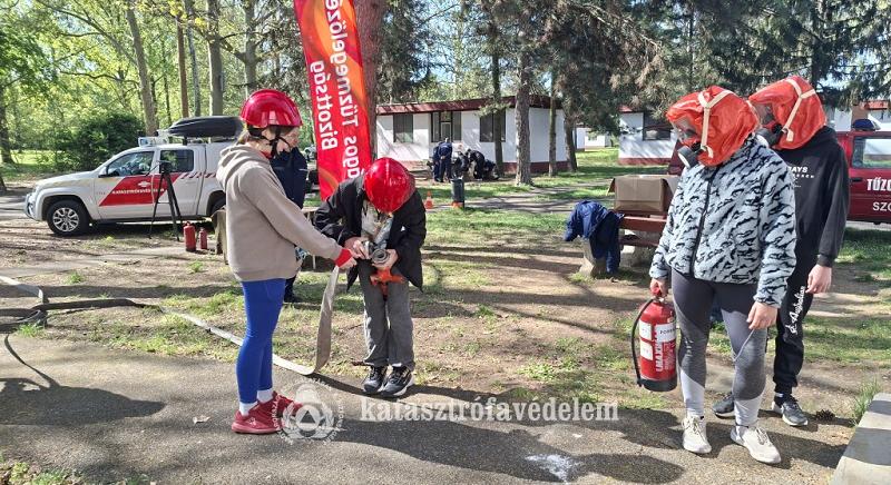 Tájolástól tűzoltásig – fiatalok mérték össze tudásukat Szolnokon
