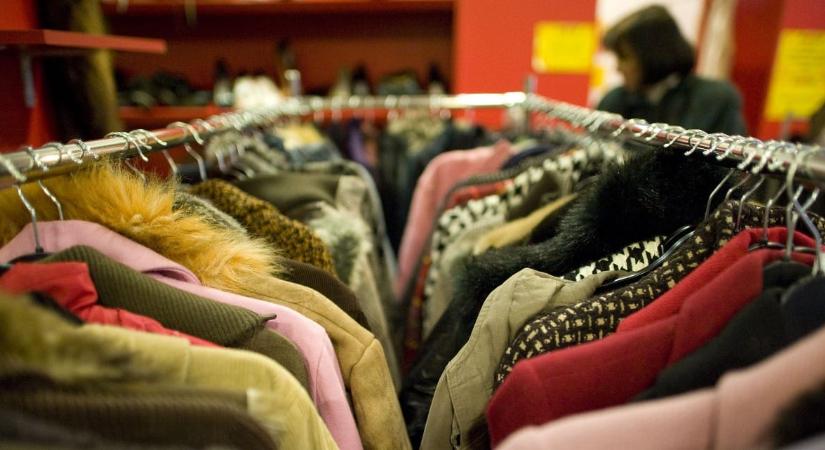 Késsel, gázspray-vel támadják egy adománybolt munkatársait, inkább bezárnak