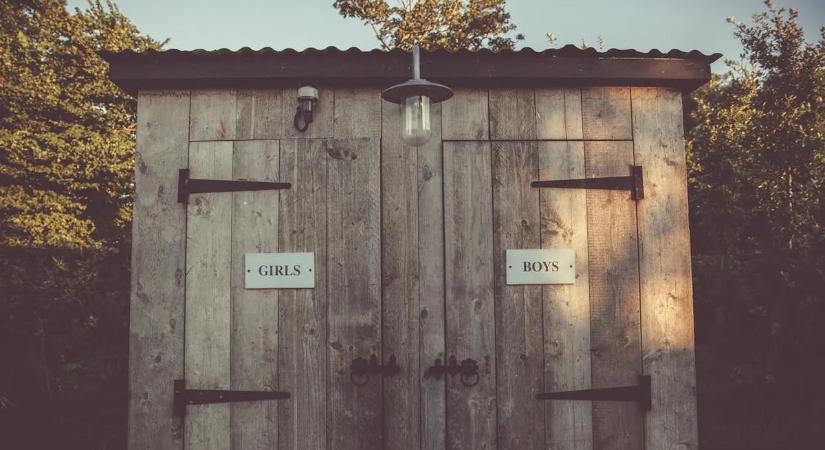 Beszakadt egy nyilvános WC padlója egy nő alatt, órákig fürdött a sz*rban