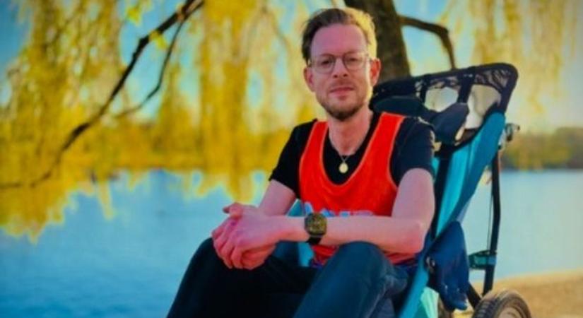 Kerekesszékes producer gyűjt pénzt a sorstársai számára egy maratonon - „Ez egy drága betegség, sok speciális eszközre van szükség.”