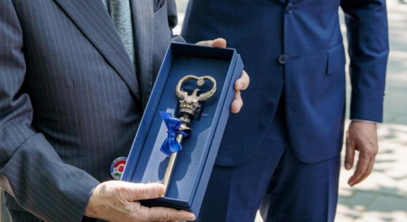 A díszoklevél mellé díszkulcsot is adna Debrecen