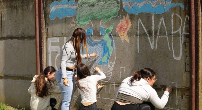 Színes üzenetek kerültek az iskola falára Újszentmargitán, így üzentek a diákok