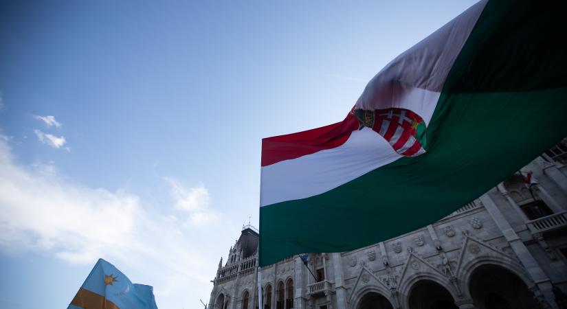 Magyar Péter kitűzi az uniós zászlót a Parlamentre - és mi lesz a székellyel?