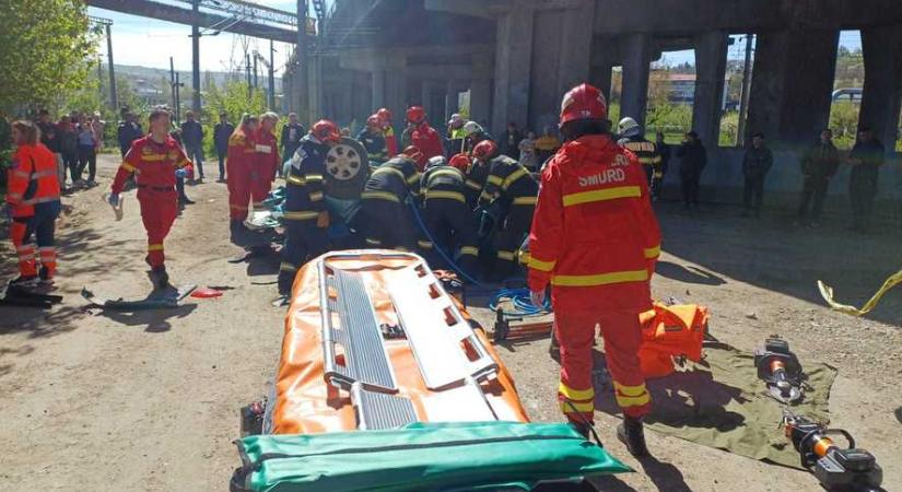 Szörnyű baleset: lezuhant a személygépkocsi a felüljáróról, miután összeütközött egy teherautóval