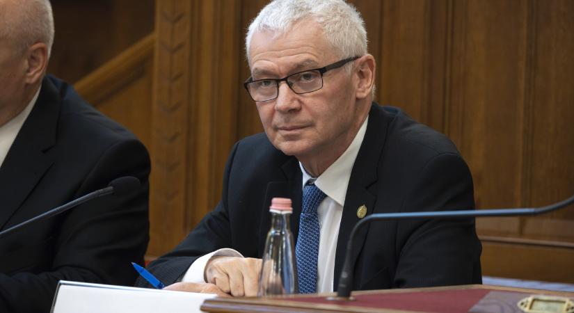 Megerősítette az Alkotmánybíróság, hogy az egyik alkotmánybíró lemondásra szólította fel Polt Pétert