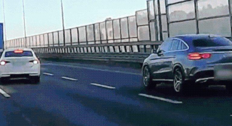 Rossz ütemben váltott sávot, azonnal bekövetkezett a baleset az M0-áson