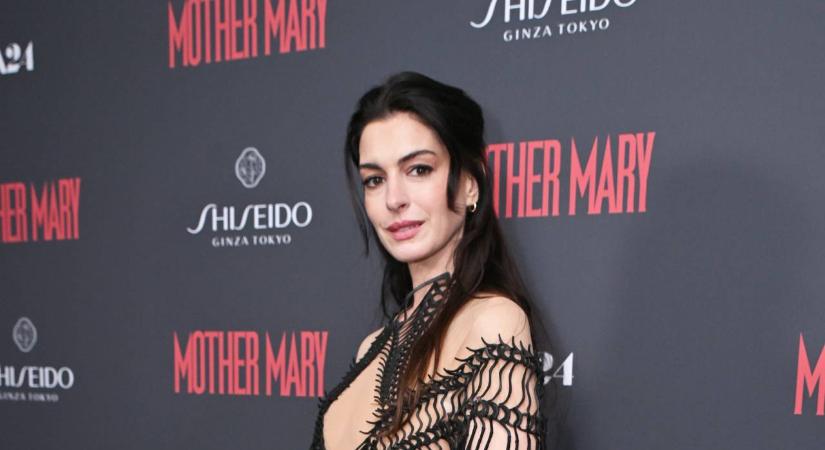 Anne Hathaway fekete, gótikus hatású pucérruhájáról beszél a világ