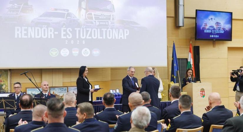 Rangos elismeréseket vehettek át a hajdú-bihari tűzoltók - a belügyminiszter adta át őket!