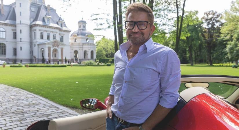 Sosem felejti, honnan jött: lakatlan ház előtt fotózták a magyar milliárdost