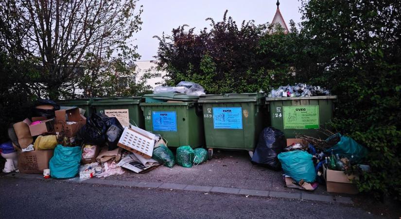 Szeméthegy a szombathelyi szelektív kukáknál - miért nem űrítik gyakrabban?