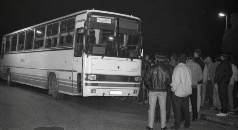 A hazafelé úton vertek el és loptak meg egy autóst PVSK-drukkerek