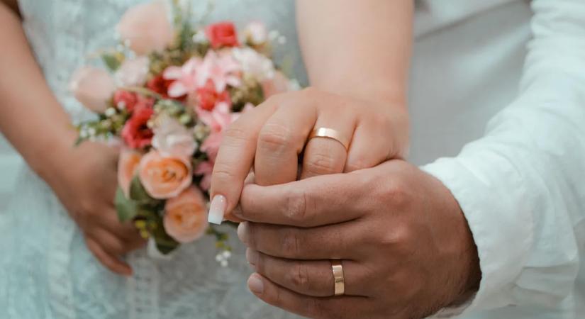 Szakítás után szabadulni akart az eljegyzési gyűrűjétől: sokkot kapott a nő, amikor kiderült az igazság