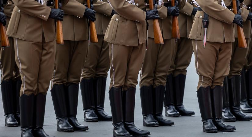 Jövő tavasszal indulhat a sorkatonai szolgálat a szomszédban?