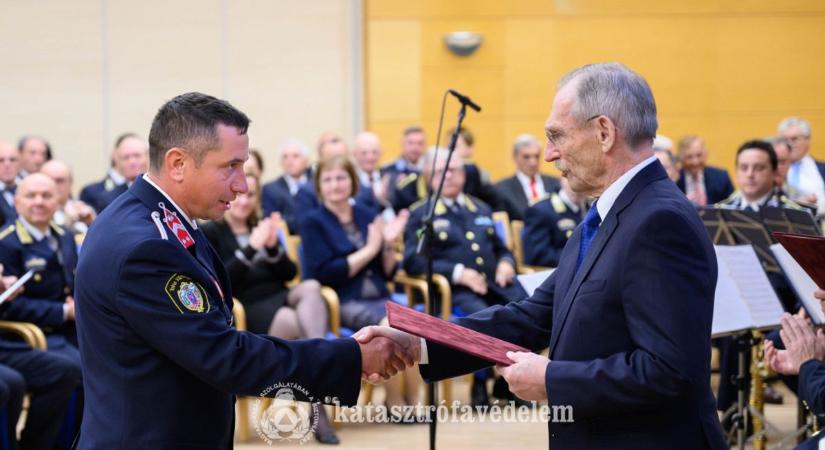 Szekszárdi tűzoltót is elismert a belügyminiszter