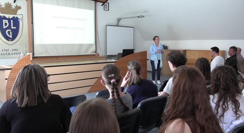 Több mint kórbonctan – patológiai előadás a diákoknak