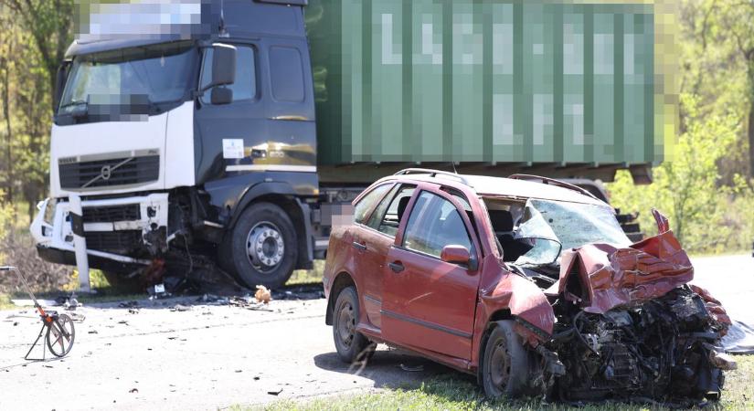 Halálos baleset roncsainál és lángokba borult hulladékfeldolgozónál is küzdöttek a tűzoltók  videók