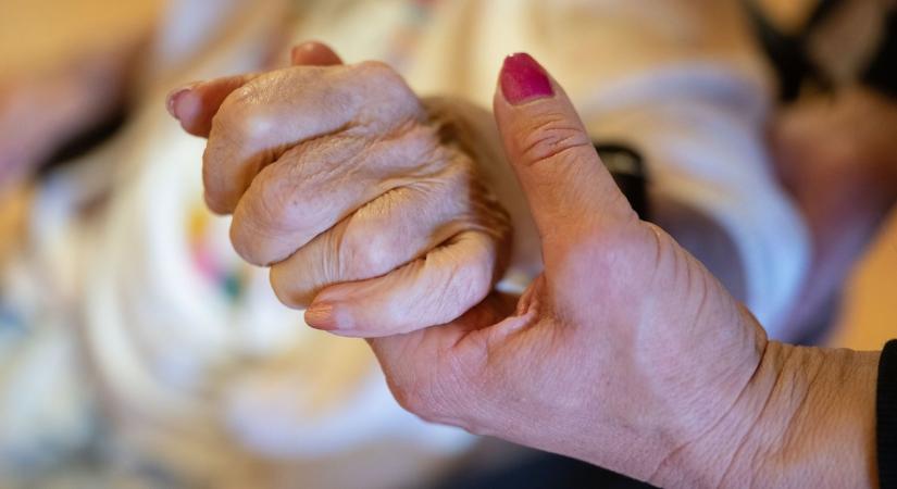 Nem elég, hogy megkaparintották a lakását, még a pénzét is elvették a demens asszonynak