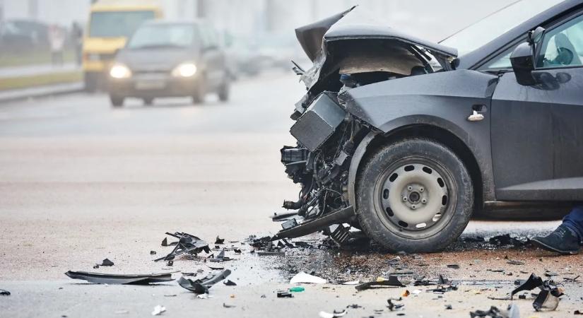 Nem nézett a tükrébe, súlyos balesetet okozott a Skodás az M0-áson