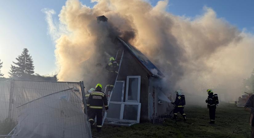 Halálos tűz: holttestet találtak egy kigyulladt hétvégi házban Győr közelében