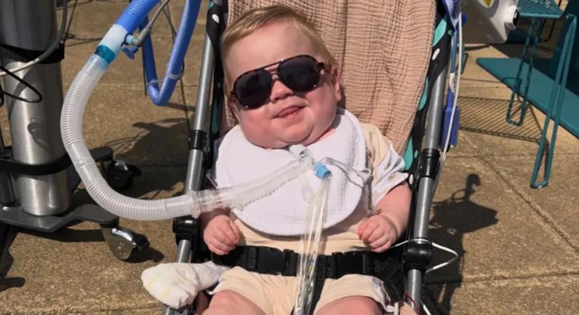 Több mint egy évig küzdöttek érte: hazatérhet a családjához a koraszülött csodababa