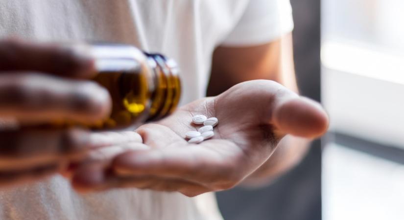 Eddig ártalmatlannak hittük, most kiderült: akár 90%-kal növelheti a szívelégtelenség esélyét ez a sokak által napi szinten szedett népszerű tabletta