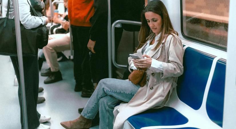 Elege van a mobilját kukkolókból? Így takarja ki a képet!