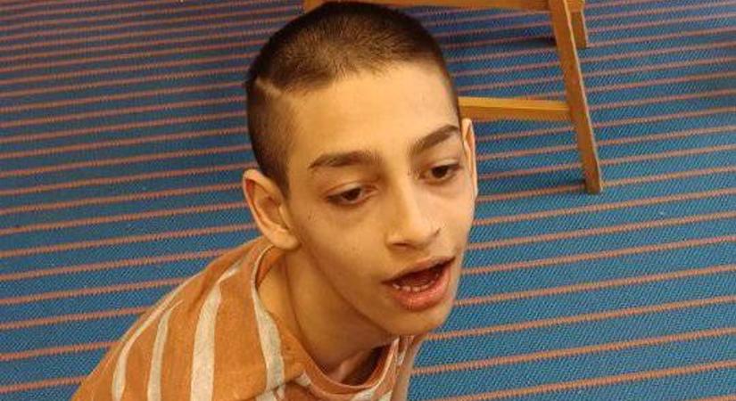 „Ha valaki megkérdezi, hogy miért van babakocsiban, elpityergi magát” – Gyula szeretne felállni a kerekesszékből