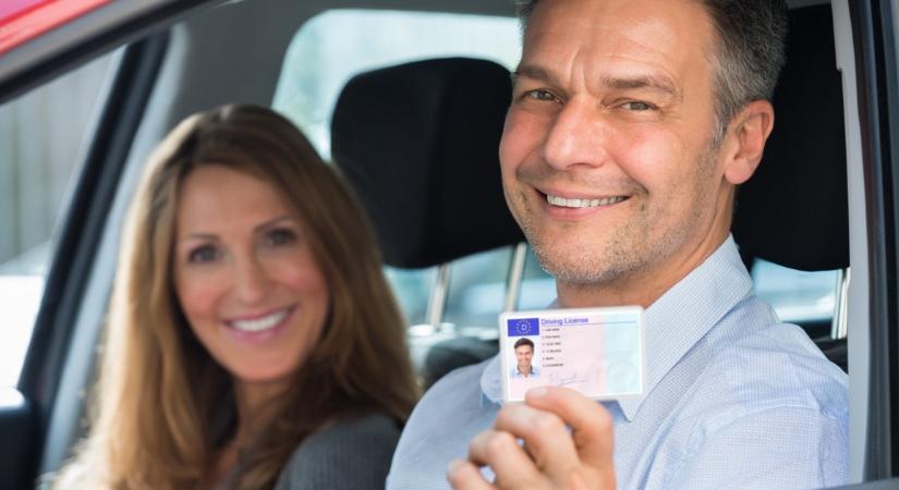 Új uniós jogsiszabály született: orvosi vizsgálat helyett akár önmagát is értékelheti a sofőr