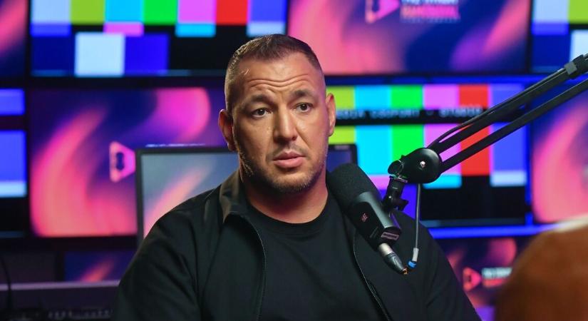 Curtis megjelent a gyilkossággal vádolt testvére tárgyalásán: „Ártatlan embereket szeretnének elítélni”