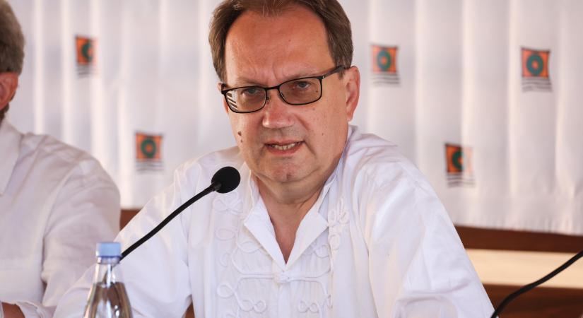 Az idióta szövegíró miatt még annál is jobb Hoppál Péter karnagy kampánydala, mint elsőre gondoltuk