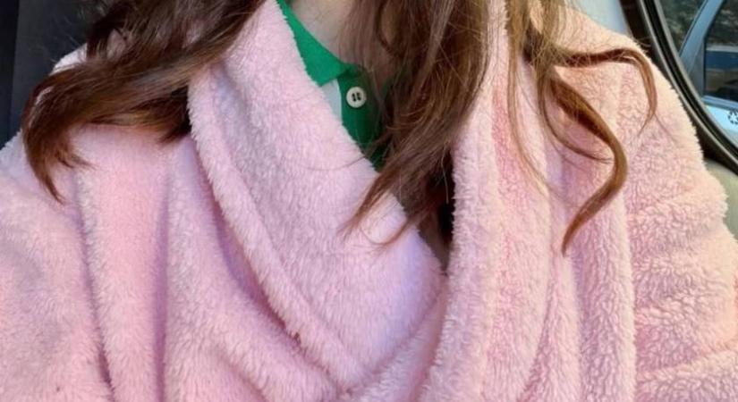 A magyar színésznő köntösben vonult végig az Astorián: videón az eset