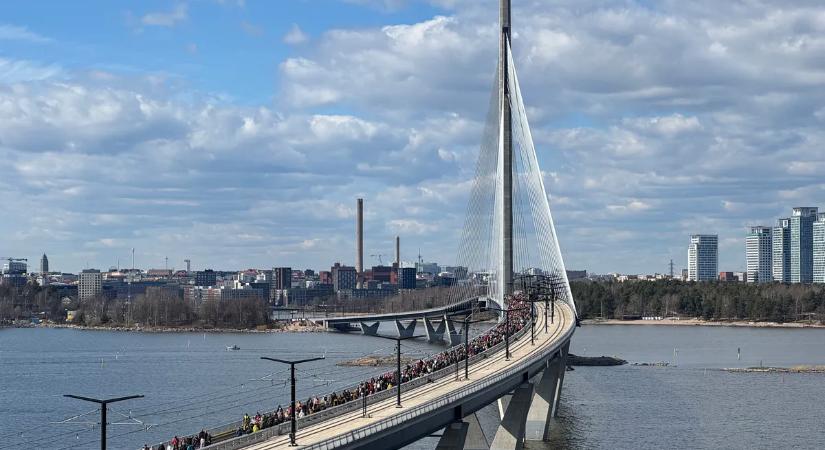 Átadták a világ egyik legkülönlegesebb hídját, máris rengetegen járnak a csodájára