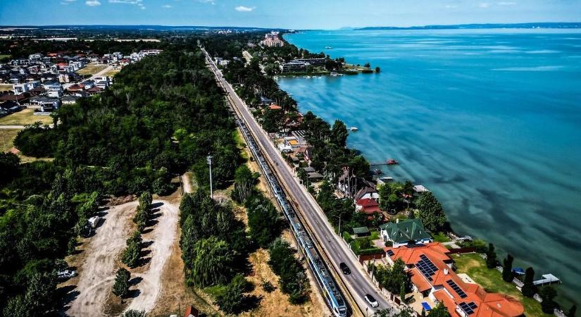 Rákapcsoltak a MÁV-nál, megindultak a tömegek a Balaton felé