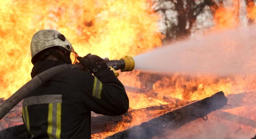 Tűz pusztít Makón: lakóház és melléképület lángol a Bem utcában