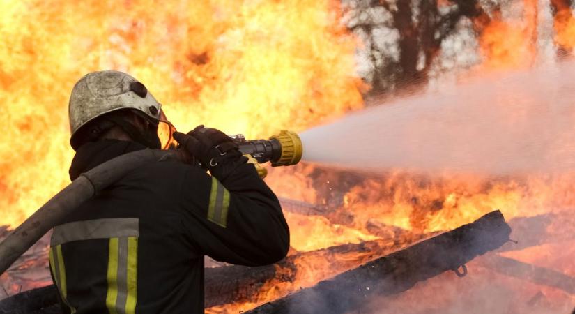 Felhasadt a gázpalack mielőtt a tűzoltók bármit is tudtak volna tenni