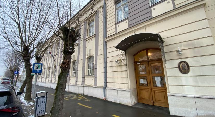 Hát ő sem legálisan szerezte a vagyonát! Ügyvédnek, gazdag embernek adta ki magát, most felelnie kell Keszthelyen