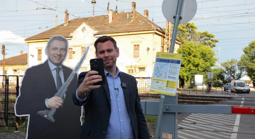 Nemrég még hársfateázni küldte az őt kiosztó Lázár Jánost, most beülhet a székébe