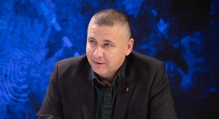 Nem emelnek vádat Ruszin-Szendi Romulusz ellen, miután a kötcsei pikniken meglökött egy újságírót