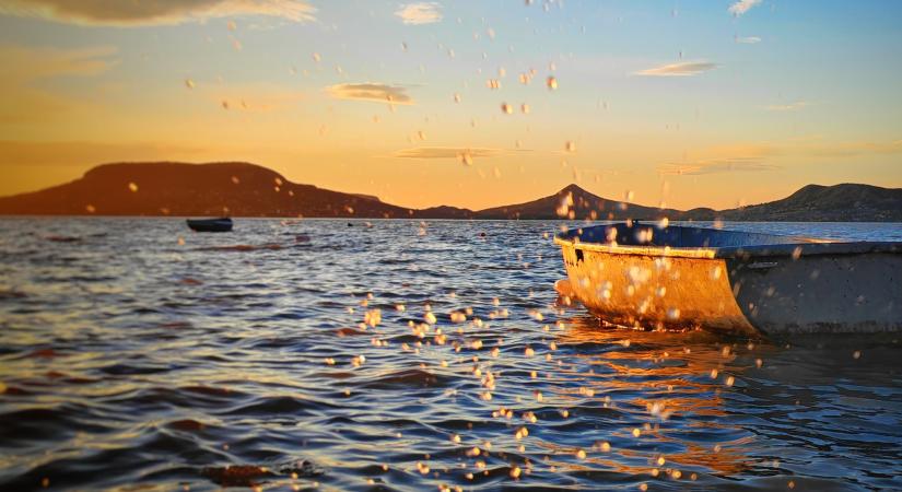 Szeles, de napos idő várja a Balatont körbefutókat