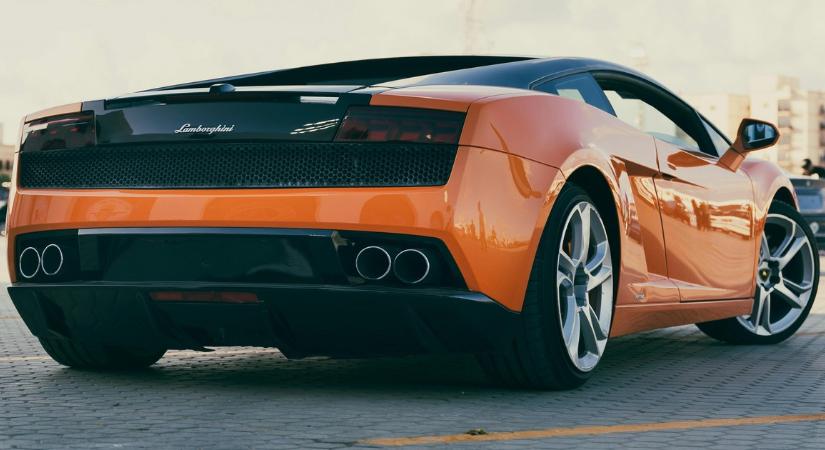 Ezt vajon hogy sikerült? Ráparkolt egy szörnyeteg a Lamborghinire