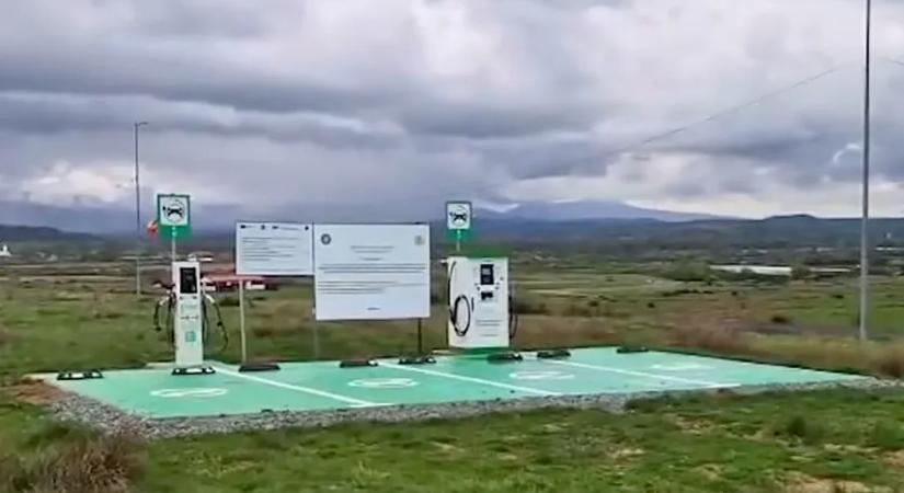 A mező közepére építettek egy elektromos töltőállomást Romániában