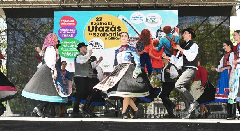 Varázslatos utazások határon innen és túl: megnyílt a szolnoki utazás kiállítás – galériával, videóval