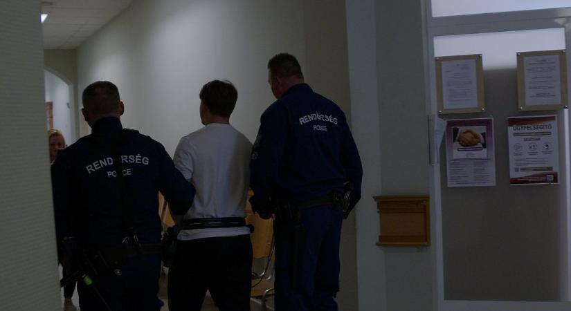 Brutális átverés: Rendőrnek adták ki magukat a gátlástalan csalók, milliókat akartak kicsalni az idős bácsitól!