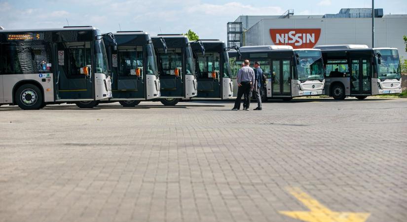 Megérkeztek az új Mercedesek Kecskemétre, az utasok is érezni fogják a különbséget – fotók, videó