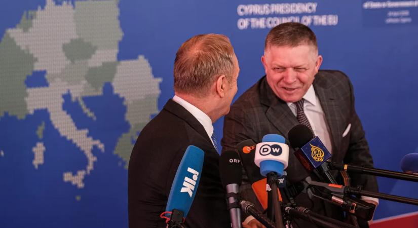Évek óta először nem voltak oroszok a teremben, mondta Tusk az Orbán nélküli EU-csúcsról, erre vállon lapogatta Fico