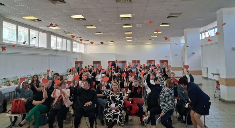 Az ifjúságot ünnepelte a Vöröskereszt Hevesben – több ezer diák tanulta meg az újraélesztést, több százan váltak véradásukkal életmentőkké