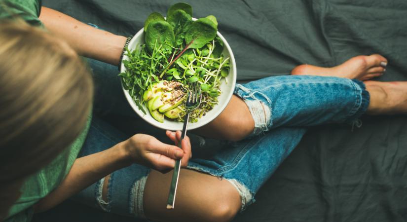 Milyen ételek segíthetnek megőrizni a haj természetes színét?